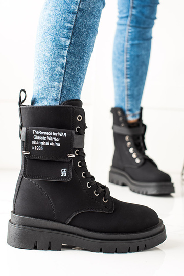 schwarze Stiefel mit Tasche 2
