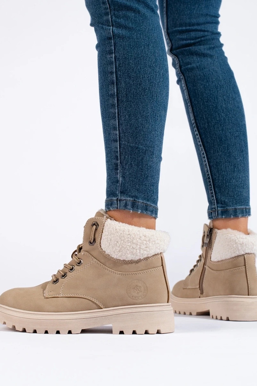 Sandfarbene Stiefel aus Kunstleder Sandfarbene Stiefel aus Kunstleder