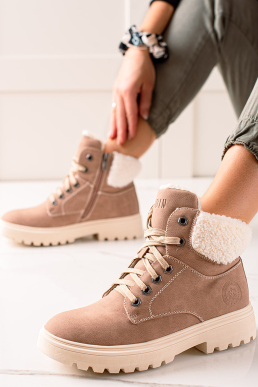 Stiefel aus Kunstleder in modischem... Stiefel aus Kunstleder in modischem...