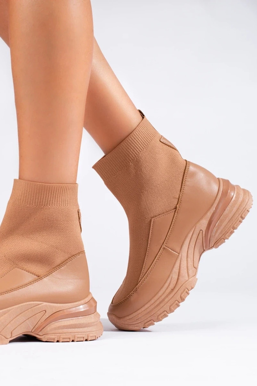 Sportliche Damenschuhe in brauner Farbe Sportliche Damenschuhe in brauner Farbe