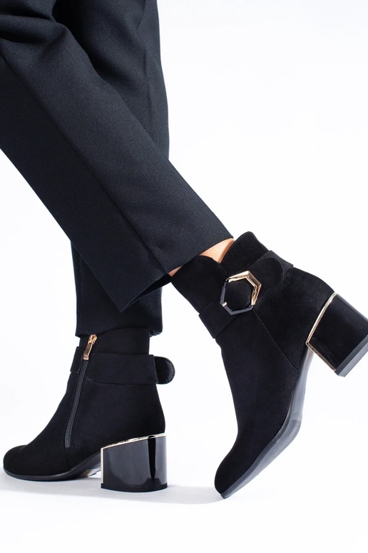 Eleganter Damenschuh mit niedrigem... Eleganter Damenschuh mit niedrigem...