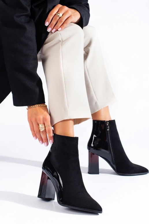 Schwarze Wildlederstiefel mit Absatz Schwarze Wildlederstiefel mit Absatz