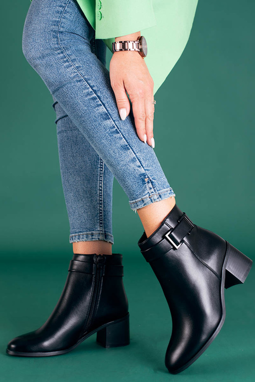 Klassische schwarze Damenschuhe mit... Klassische schwarze Damenschuhe mit...