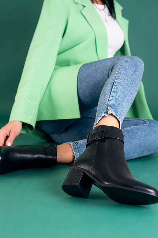 Klassische schwarze Damenschuhe mit... Klassische schwarze Damenschuhe mit...