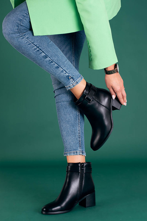 Klassische schwarze Damenschuhe mit... Klassische schwarze Damenschuhe mit...