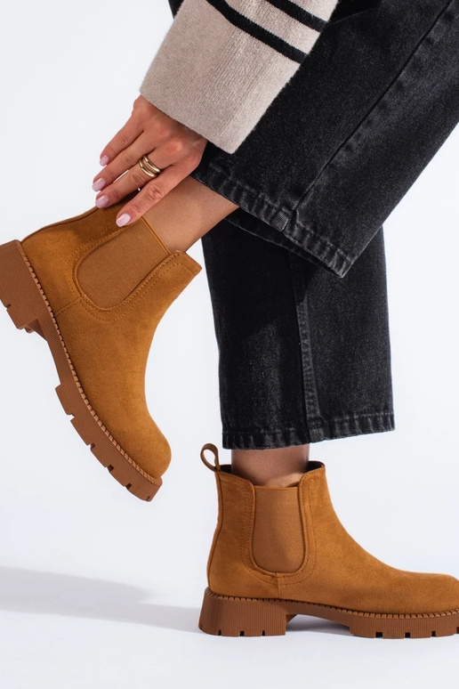 Hergestellt aus Wildleder. Flache...