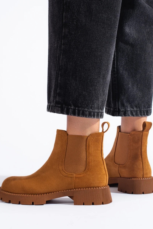 Hergestellt aus Wildleder. Flache...