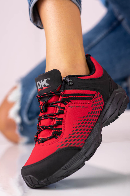 Rote Trekking-Schuhe auf dicker... Rote Trekking-Schuhe auf dicker...