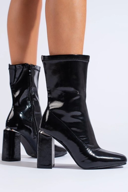 Hohe Damenschuhe mit Absatz aus...