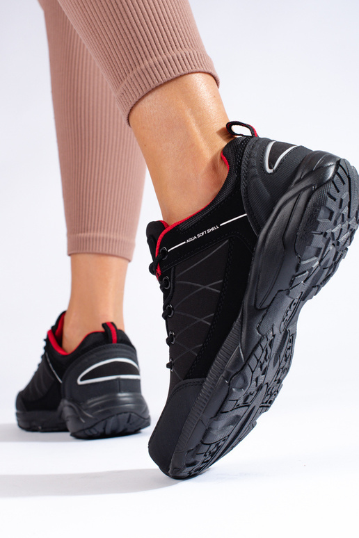 Schwarze und rote wasserdichte...