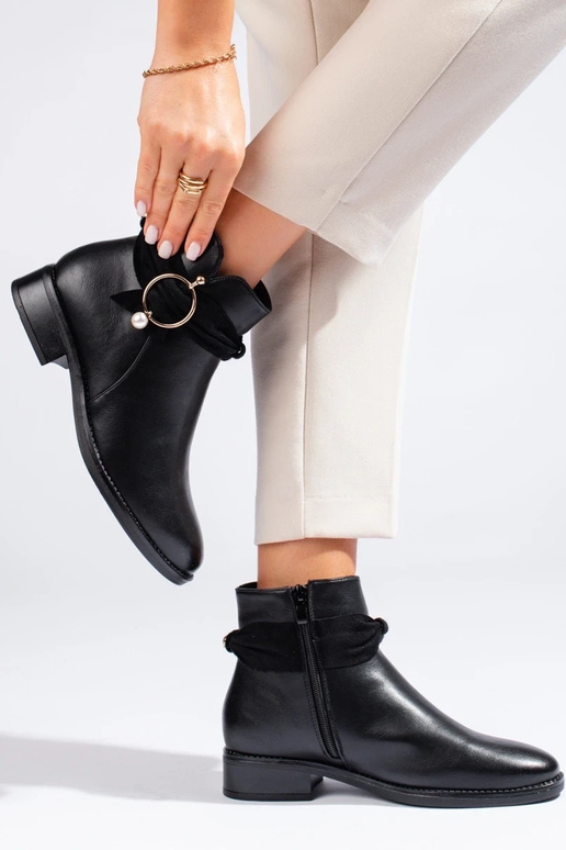 Flache Damenstiefel in schwarzer Farbe