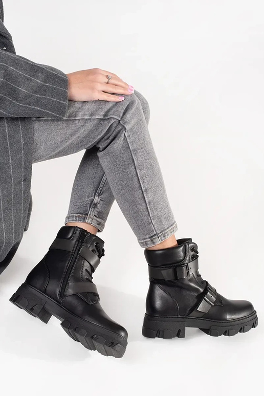 Stiefeletten mit schwarzen Schnallen Stiefeletten mit schwarzen Schnallen