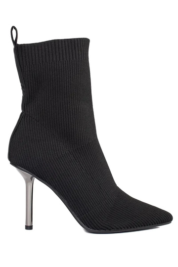 Eng anliegende Damenschuhe...