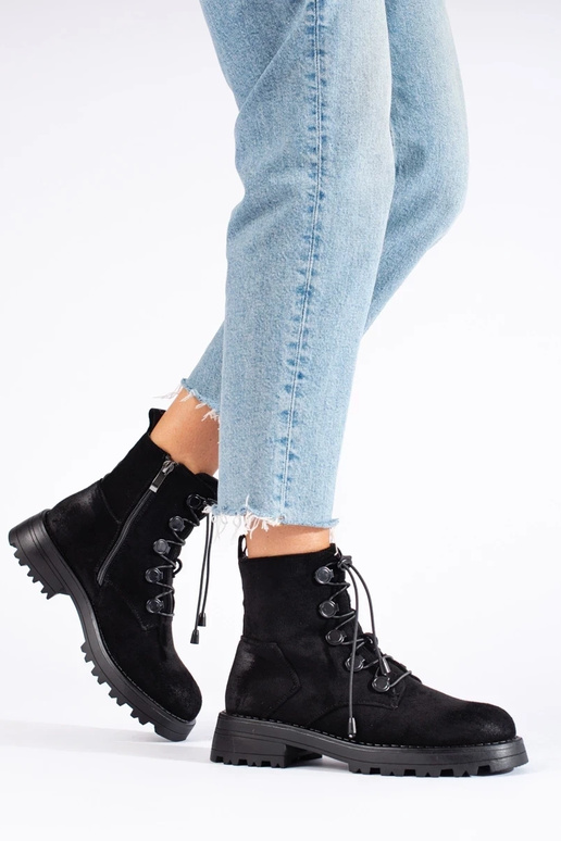 Damenschuhe aus schwarzem Wildleder Damenschuhe aus schwarzem Wildleder