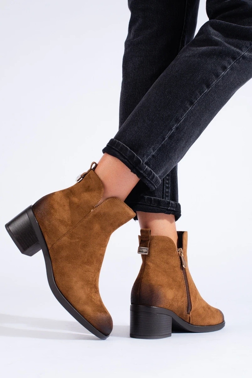 braune Damenschuhe auf niedrigem...