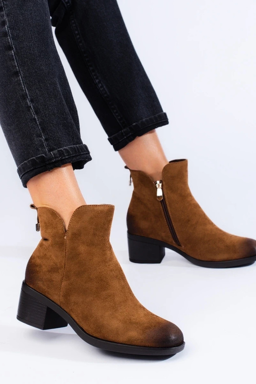 braune Damenschuhe auf niedrigem...