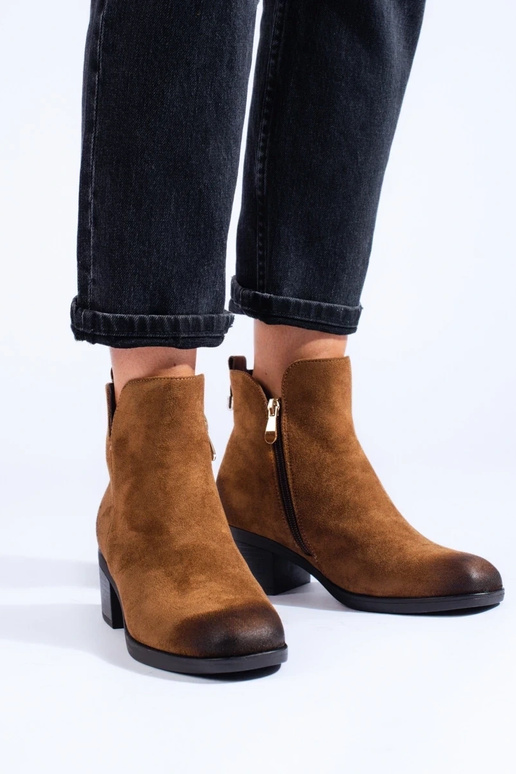 braune Damenschuhe auf niedrigem...