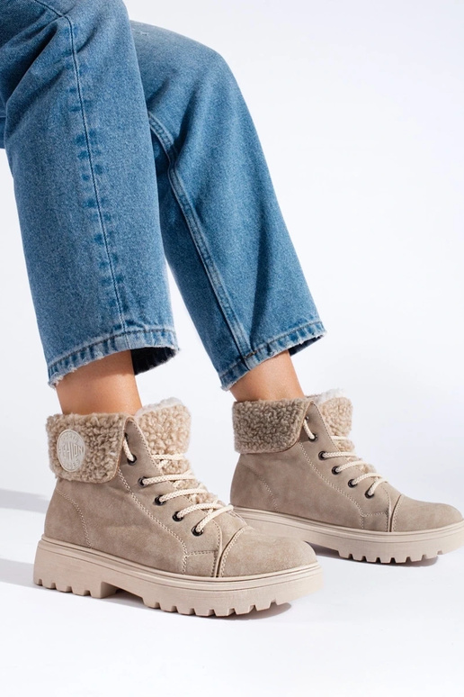 Sandfarbe Damen-Snowboots mit Fell. Sandfarbe Damen-Snowboots mit Fell.