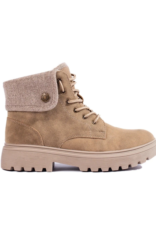 Beige Damenschuhe aus isoliertem... Beige Damenschuhe aus isoliertem...