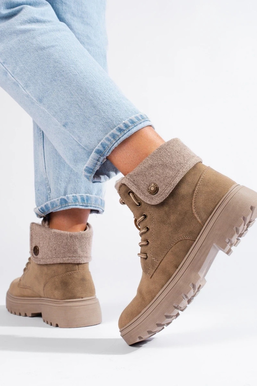 Beige Damenschuhe aus isoliertem... Beige Damenschuhe aus isoliertem...