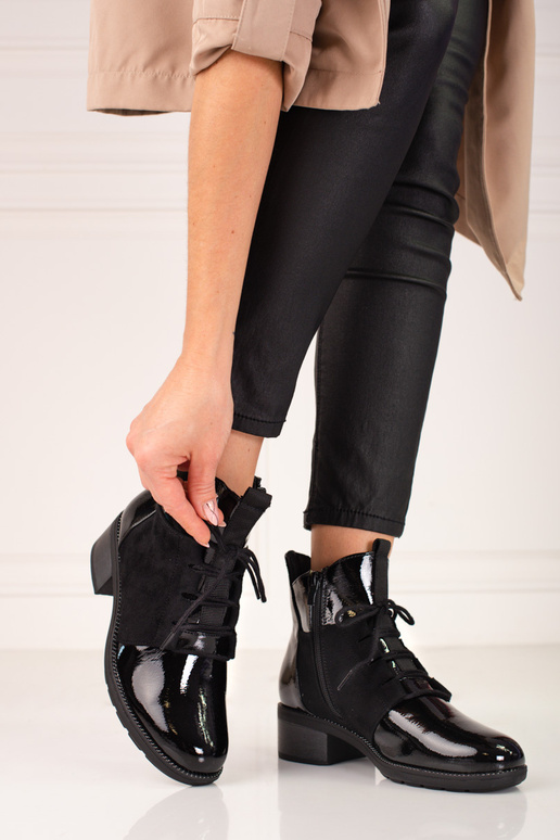 Elegante schwarze lackierte Damenschuhe Elegante schwarze lackierte Damenschuhe