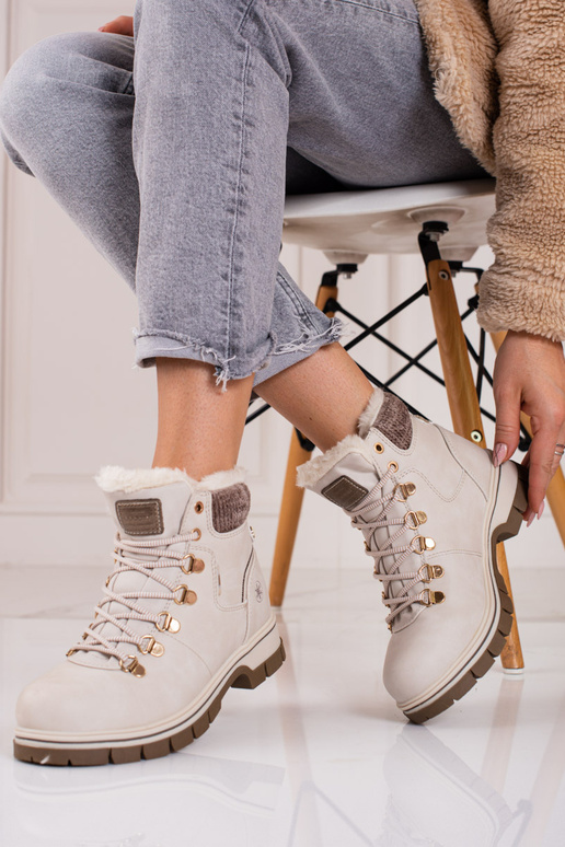 Sandfarbene Stiefel aus Kunstleder Sandfarbene Stiefel aus Kunstleder