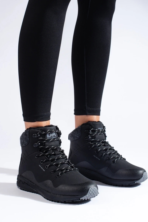 Hohe Trekkingstiefel in schwarzer...