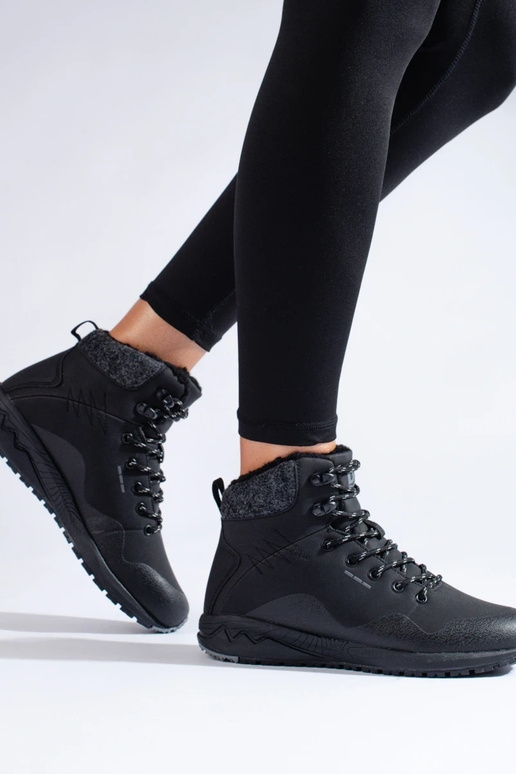 Hohe Trekkingstiefel in schwarzer...