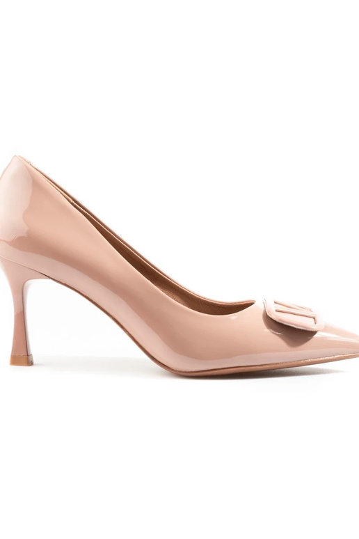 Beigefarbene Schuhe mit hohen... Beigefarbene Schuhe mit hohen...