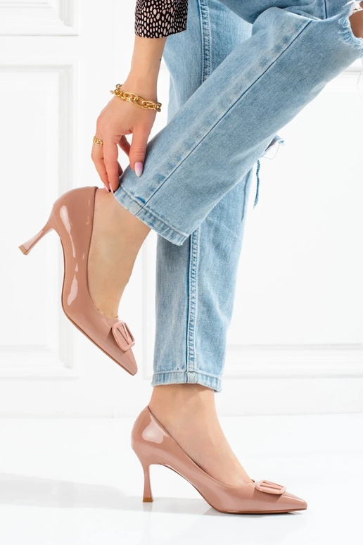 Beigefarbene Schuhe mit hohen... Beigefarbene Schuhe mit hohen...