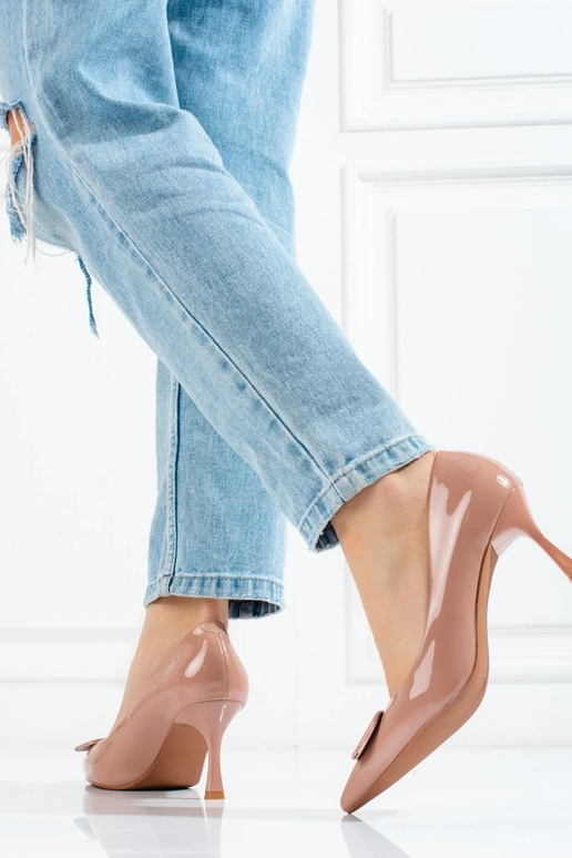 Beigefarbene Schuhe mit hohen... Beigefarbene Schuhe mit hohen...