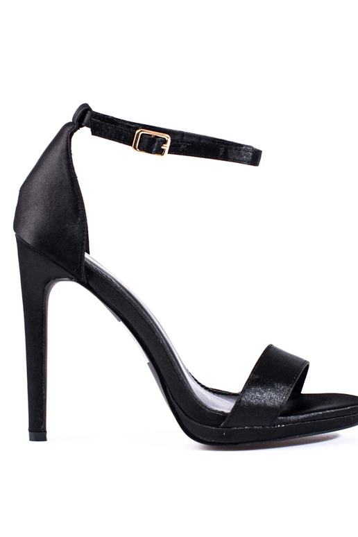 Schwarze Damen Sandalen mit Absatz... Schwarze Damen Sandalen mit Absatz...