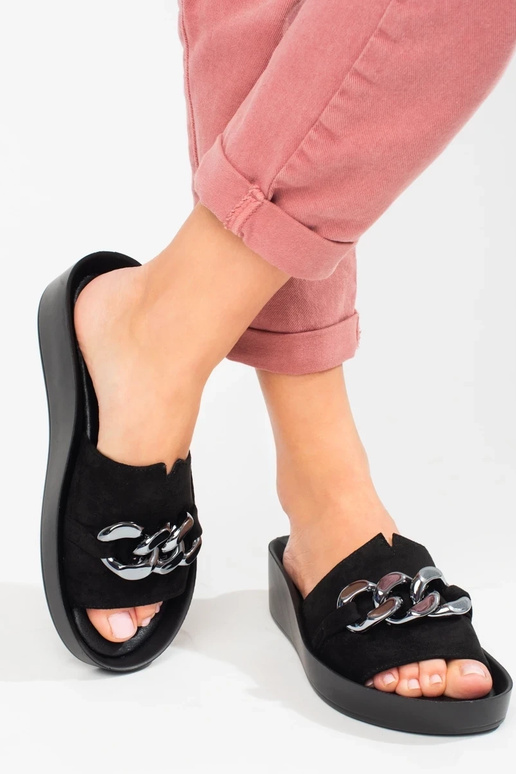 schwarze Hausschuhe mit Plateau... schwarze Hausschuhe mit Plateau...