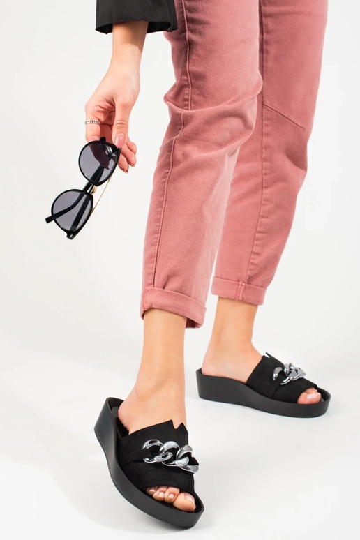 schwarze Hausschuhe mit Plateau... schwarze Hausschuhe mit Plateau...