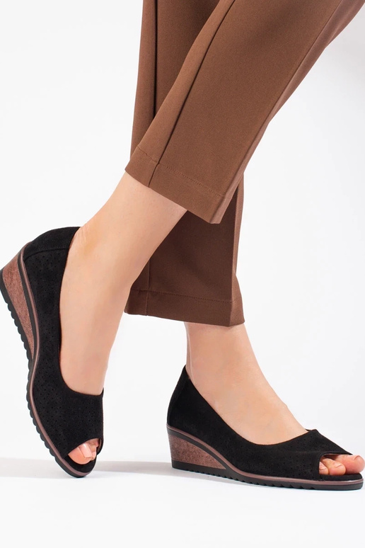 mit durchbrochenen Elementen aus... mit durchbrochenen Elementen aus...