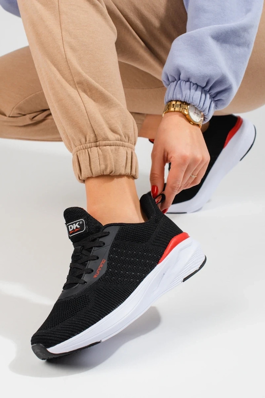 schwarze Sportschuhe mit massivem... schwarze Sportschuhe mit massivem...