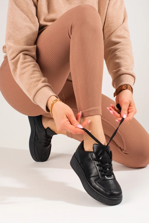 Schwarze Sportschuhe von Shelovet mit... Schwarze Sportschuhe von Shelovet mit...