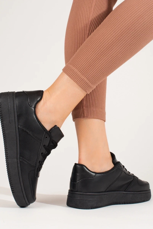 Schwarze Sportschuhe von Shelovet mit... Schwarze Sportschuhe von Shelovet mit...