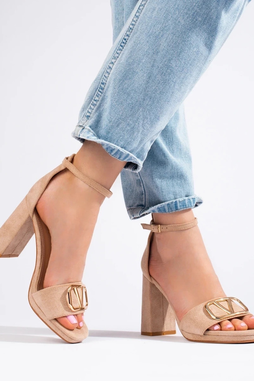 Sandalen mit hohem Absatz in Beige... Sandalen mit hohem Absatz in Beige...