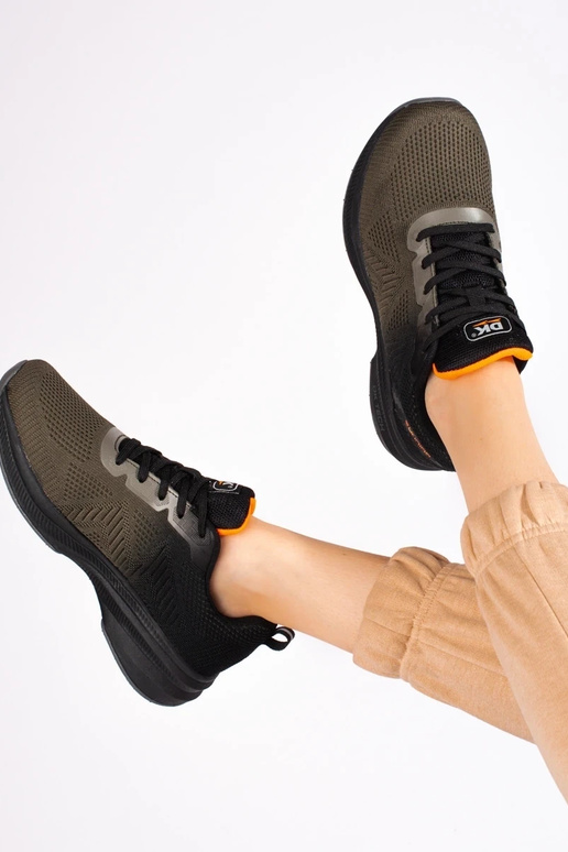 Sportliche Schuhe in der Farbe... Sportliche Schuhe in der Farbe...