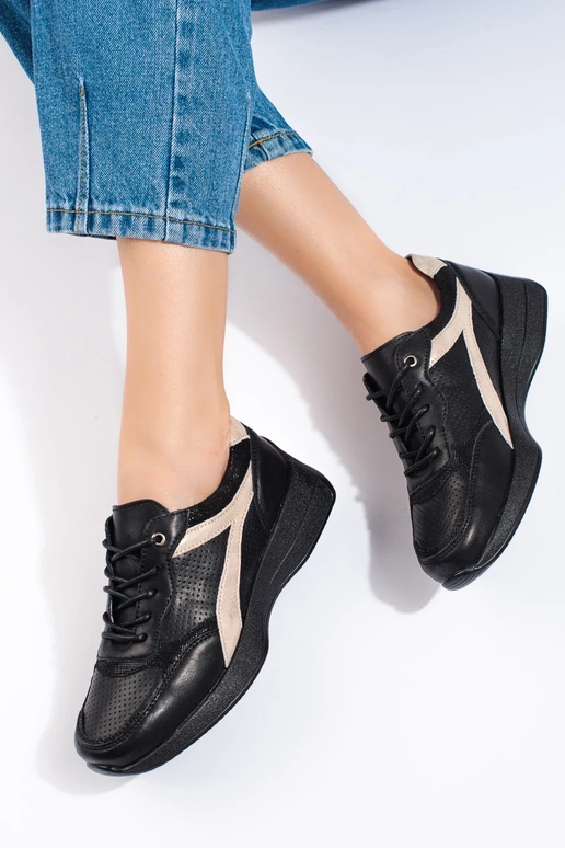 Schwarze Sneakers-Modellschuhe mit... Schwarze Sneakers-Modellschuhe mit...