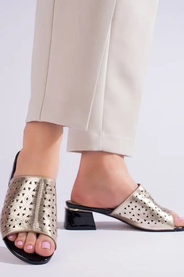 goldfarbene Hausschuhe mit... 2