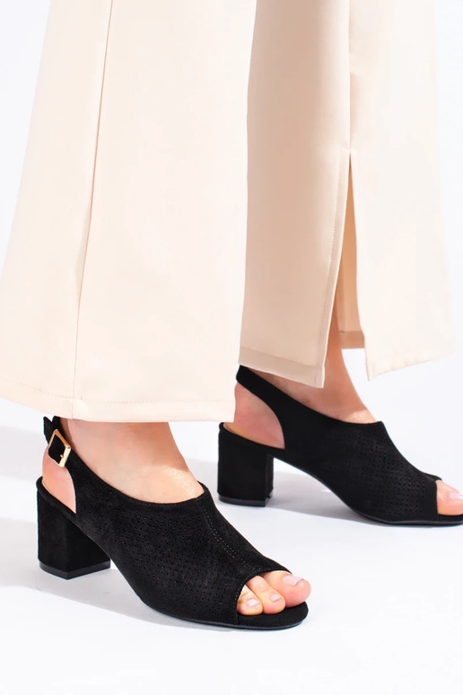 Sandalen mit durchbrochenen Elementen...