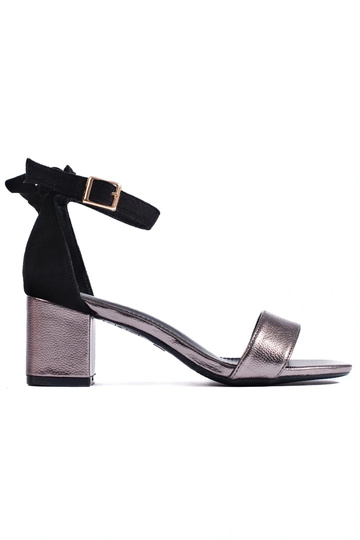 Sandalen mit Absatz schwarz...