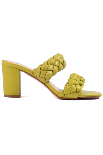 Grüne geflochtene Sandalen...