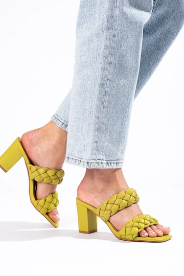 Grüne geflochtene Sandalen... 2