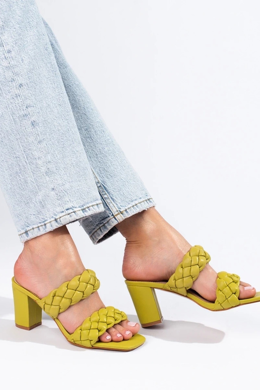 Grüne geflochtene Sandalen mit Absatz... Grüne geflochtene Sandalen mit Absatz...