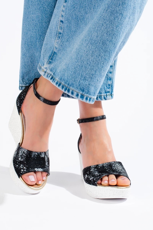 Sandalen in schwarz-weißer Farbe... Sandalen in schwarz-weißer Farbe...