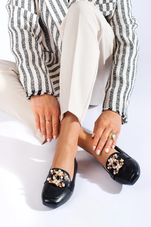 schwarze Mokassins mit goldenen... schwarze Mokassins mit goldenen...