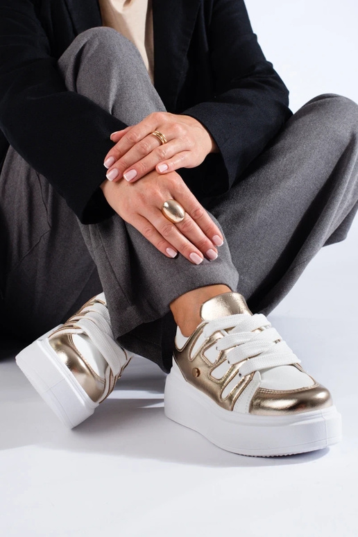 Sneaker-Modell mit hohem Plateau in... Sneaker-Modell mit hohem Plateau in...